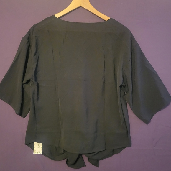 Elegant Black V-Neck Women's Tie Front Top. Size L - Picture 6 of 6